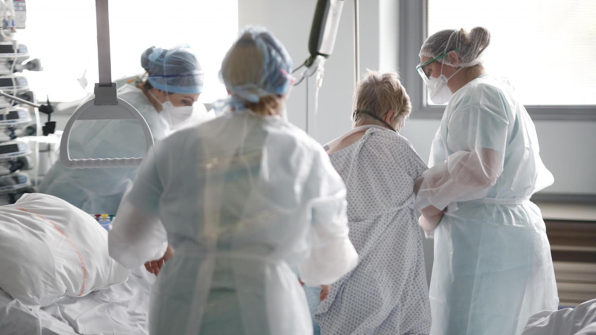 Medizinisches Personal hilft einem Corona-Patienten im Nouvel Hopital Civil in Straßburg. Medizinisches Personal hilft einem Corona-Patienten im Nouvel Hopital Civil in Straßburg.