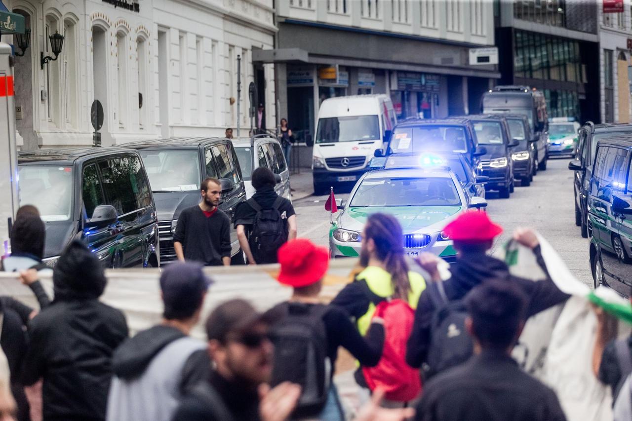 Aktivisten stehen in Hamburg vor Fahrzeugen der Indischen Regierungsdelegation. Aktivisten stehen in Hamburg vor Fahrzeugen der Indischen Regierungsdelegation.