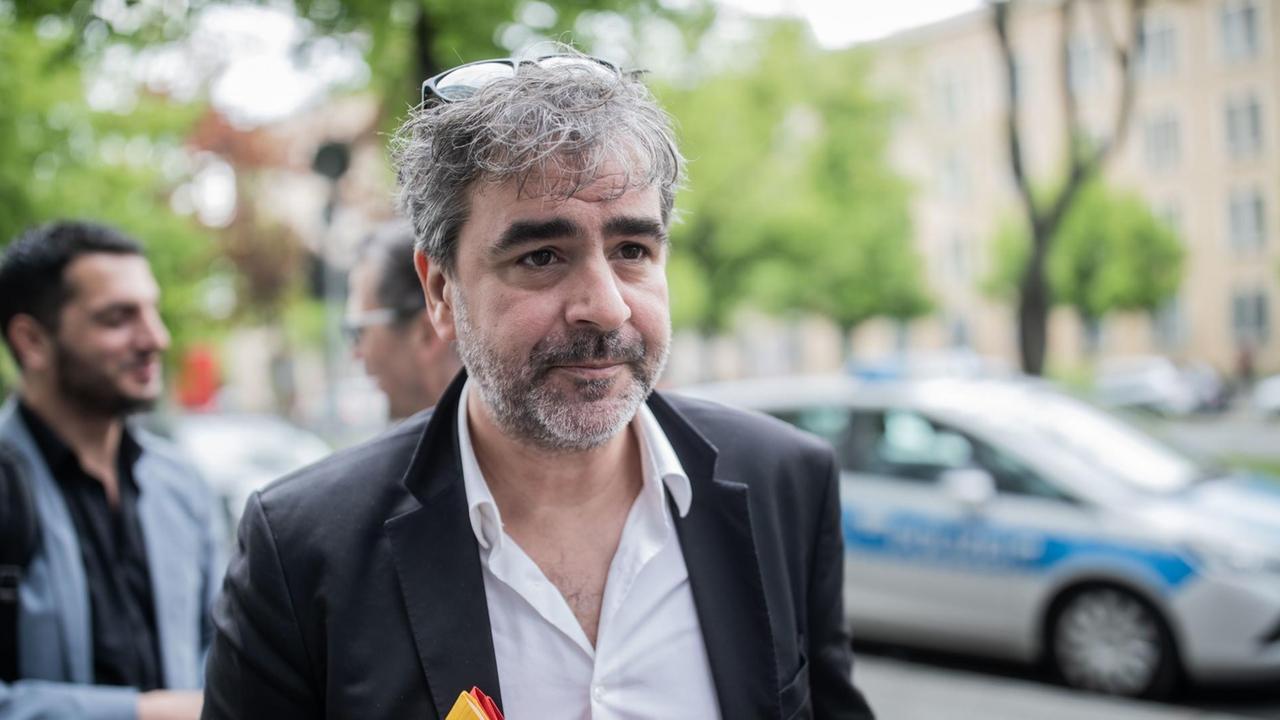 Das Foto zeigt Denzi Yücel. Der Journalist der «Welt», geht zum Amtsgericht Tiergarten zu einer Vernehmung nach einer Rechtshilfeanfrage des 32. Schwurgerichts in Istanbul in der Türkei. Das Foto zeigt Denzi Yücel. Der Journalist der «Welt», geht zum Amtsgericht Tiergarten zu einer Vernehmung nach einer Rechtshilfeanfrage des 32. Schwurgerichts in Istanbul in der Türkei.