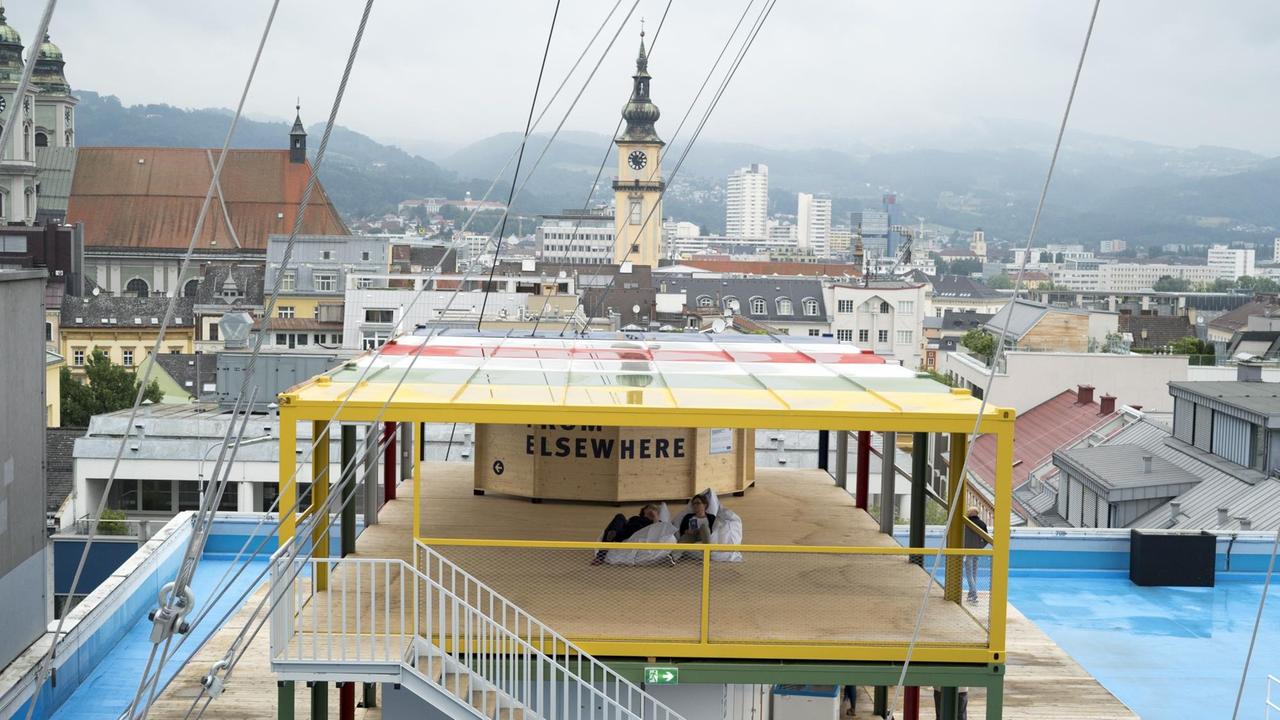 Kunst über den Dächern von Linz erleben. Das bietet der Höhenrausch seit 2009. Besucher können auch wie hier auf einem Dach mit Pool relaxen. Kunst über den Dächern von Linz erleben. Das bietet der Höhenrausch seit 2009. Besucher können auch wie hier auf einem Dach mit Pool relaxen.