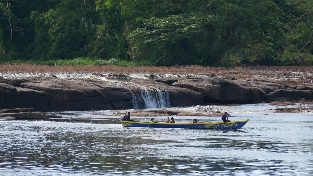 Ein Boot mit Touristen vor der Stromschnelle Tapawatra Sula, nur 15 Minuten mit dem Boot von Pingpe entfernt. Ein Boot mit Touristen vor der Stromschnelle Tapawatra Sula, nur 15 Minuten mit dem Boot von Pingpe entfernt.