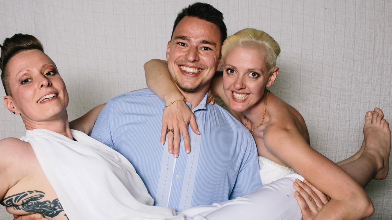 Bei der Hochzeit von Kathleen und Marianna ist der zukünftige Vater des gemeinsamen Kindes bereits dabei. Bei der Hochzeit von Kathleen und Marianna ist der zukünftige Vater des gemeinsamen Kindes bereits dabei.