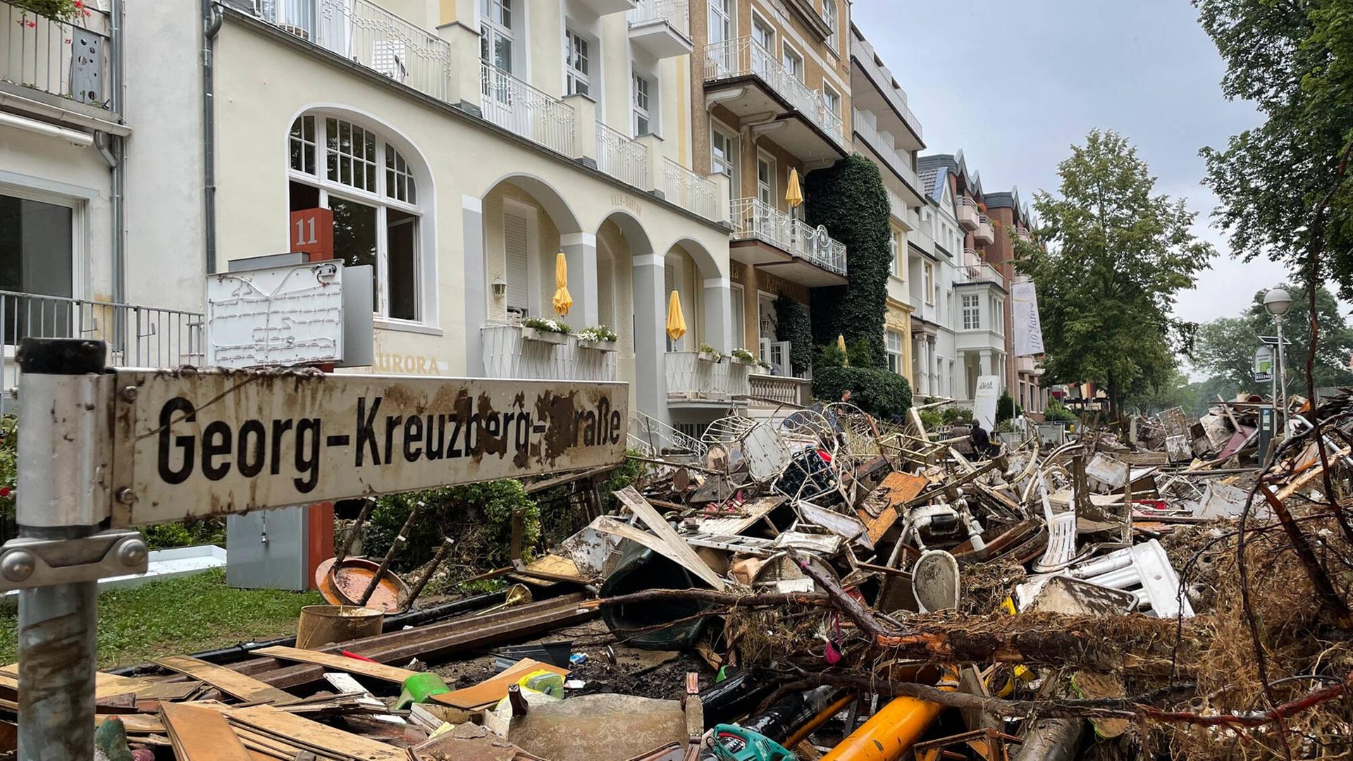 Nach dem Unwetter in Rheinland-Pfalz, 24.07.2021, Rheinland-Pfalz, Bad Neuenahr-Ahrweiler: Zerstörte Fahrzeuge liegen am Straßenrand auf aufgetürmten Sperrmüllbergen. Die Aufräumarbeiten in dem Hochwassergebiet sind in vollem Gange. Zahlreiche Autos wurden in dem Gebiet weggeschwemmt und zerstört. Nach dem Unwetter in Rheinland-Pfalz, 24.07.2021, Rheinland-Pfalz, Bad Neuenahr-Ahrweiler: Zerstörte Fahrzeuge liegen am Straßenrand auf aufgetürmten Sperrmüllbergen. Die Aufräumarbeiten in dem Hochwassergebiet sind in vollem Gange. Zahlreiche Autos wurden in dem Gebiet weggeschwemmt und zerstört.