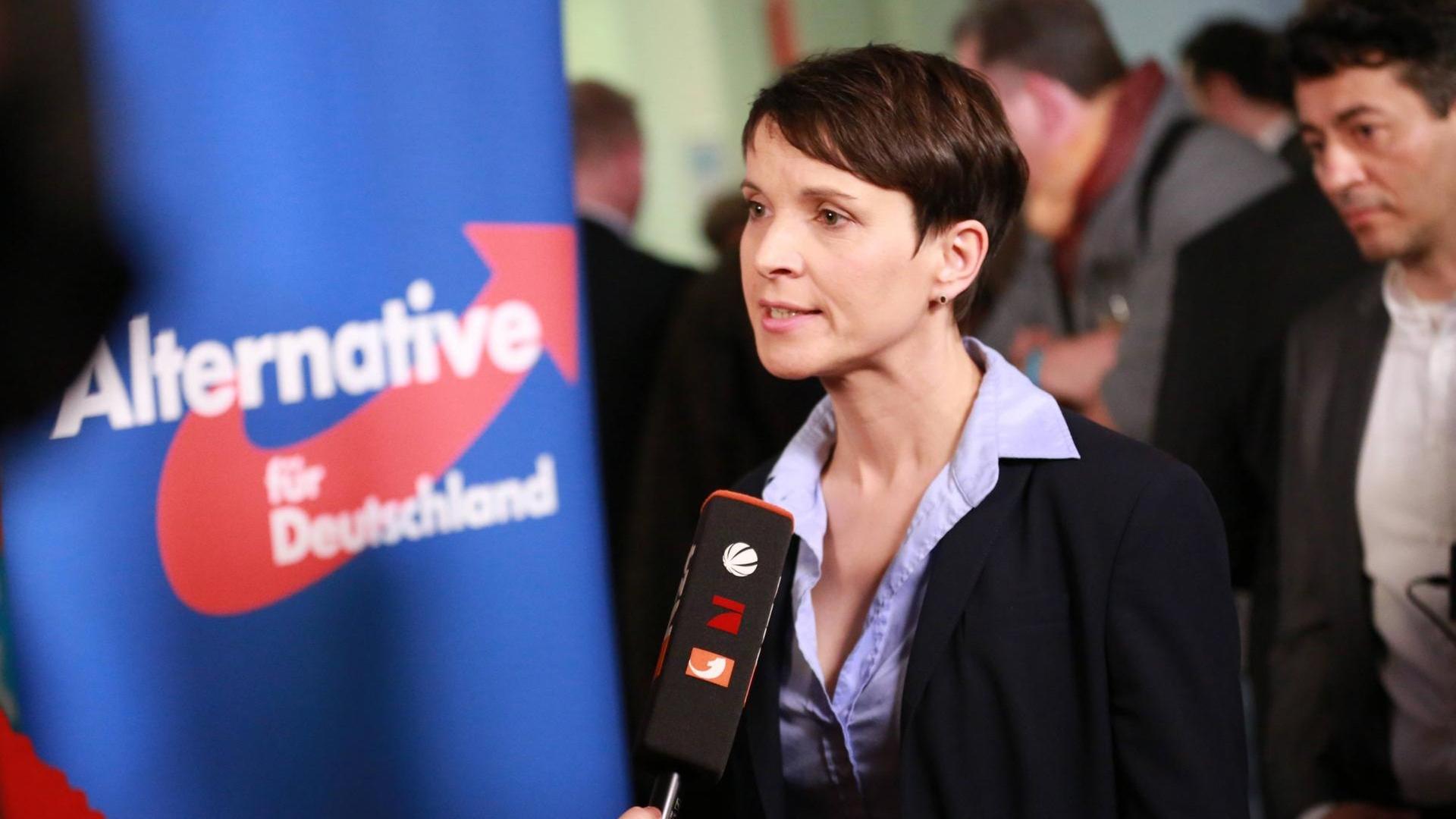 Die AfD-Vrositzende Frauke Petry spricht am Abend der Landtagswahlen in eine Mikrofon Die AfD-Vrositzende Frauke Petry spricht am Abend der Landtagswahlen in eine Mikrofon