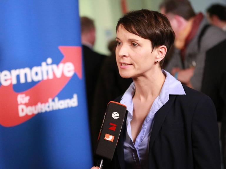 Die AfD-Vrositzende Frauke Petry spricht am Abend der Landtagswahlen in eine Mikrofon