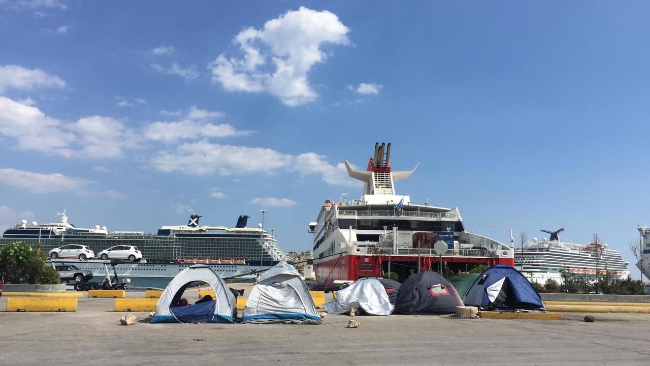 Zelte stehen auf dem Pier im Athener Hafen.