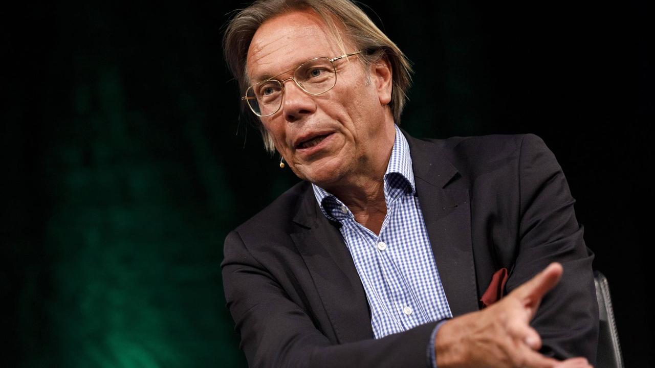Harald Welzer sitzt auf einer Bühne und spricht. Harald Welzer sitzt auf einer Bühne und spricht.