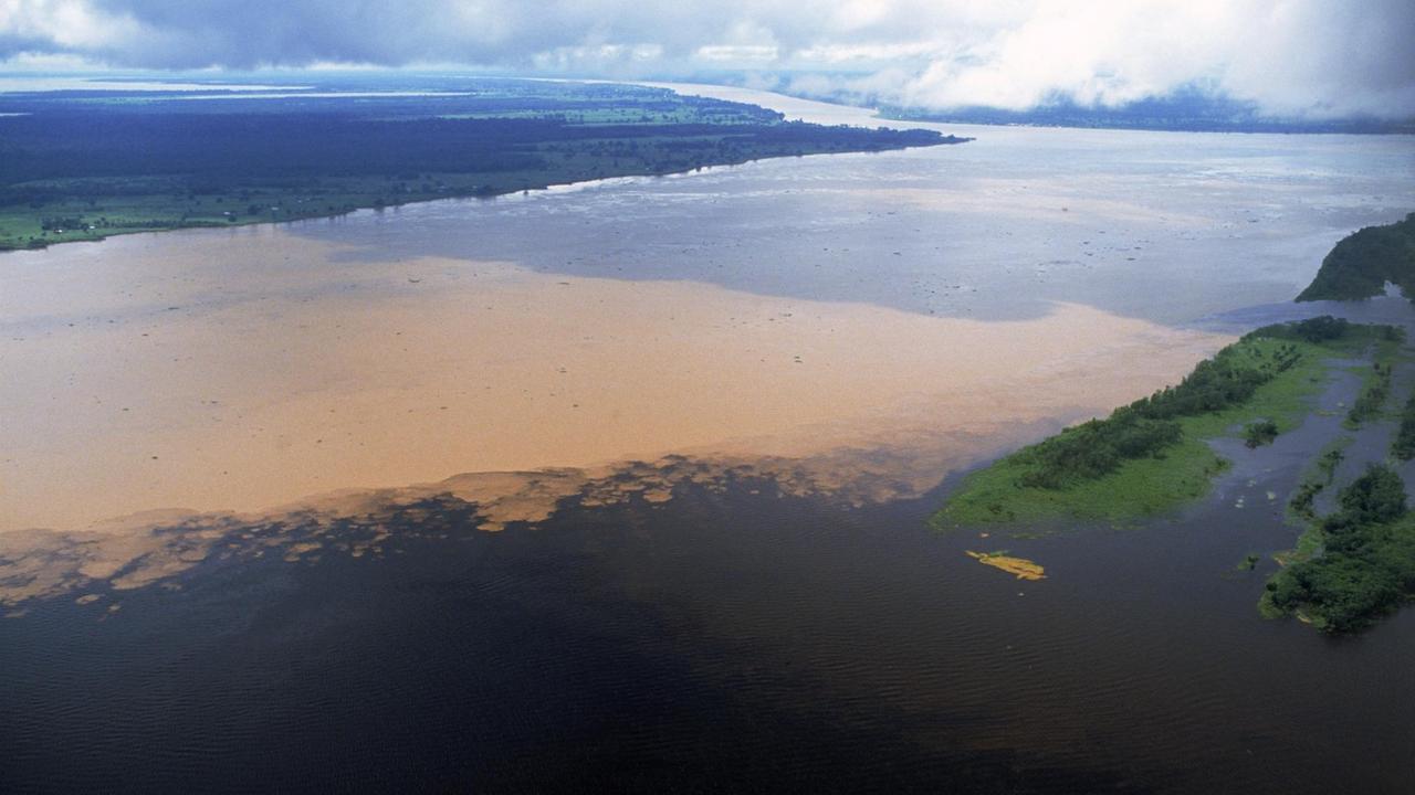 Zusammenfluss zwischen Rio Solimões und Rio Negro in Brasilien. Schwarzes Wasser geht in helleres Gewässer über. Zusammenfluss zwischen Rio Solimões und Rio Negro in Brasilien. Schwarzes Wasser geht in helleres Gewässer über.