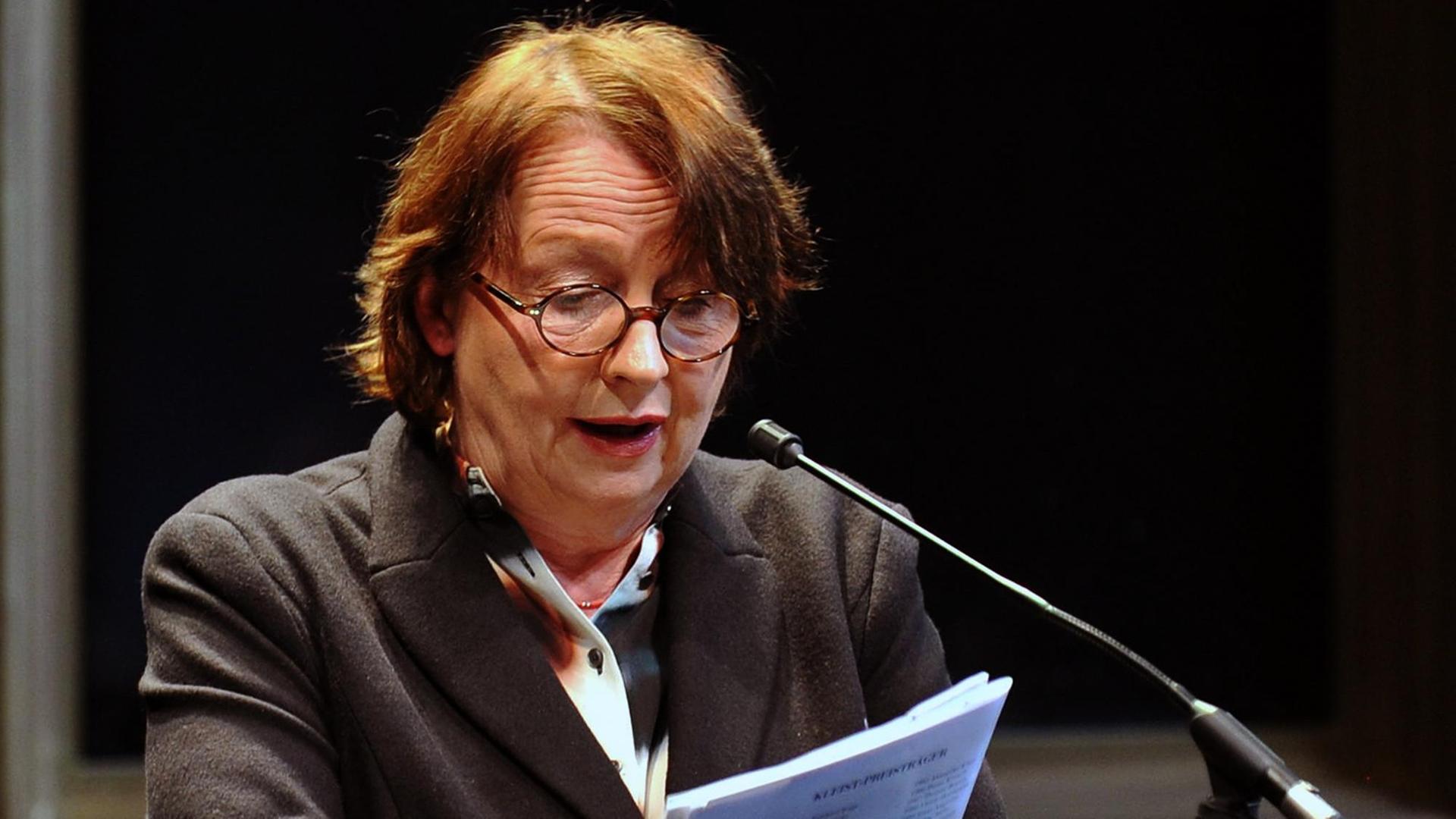 Die Berliner Autorin Katja Lange-Müller liest an einem Mikrofon Die Berliner Autorin Katja Lange-Müller liest an einem Mikrofon