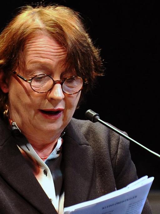 Die Berliner Autorin Katja Lange-Müller liest an einem Mikrofon