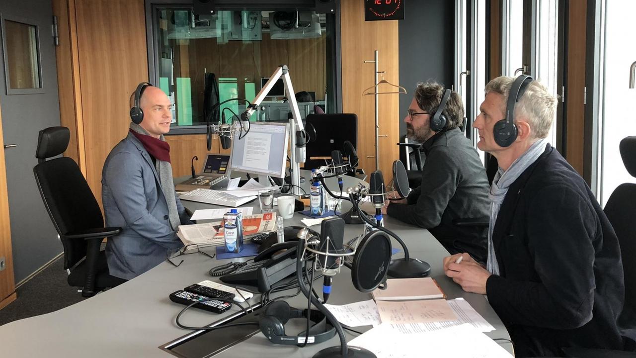 Korbinian Frenzel (l.), Stephan Detjen (m.) und Frank Capellan sitzen im Hauptstadtstudio des Deutschlandradio. Korbinian Frenzel (l.), Stephan Detjen (m.) und Frank Capellan sitzen im Hauptstadtstudio des Deutschlandradio.