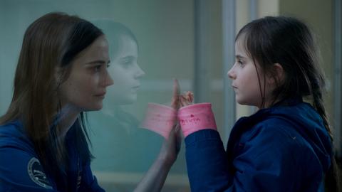 Der Countdown läuft: Sarah (Eva Green) und Stella (Zélie Boulant-Lemesle) können sich nur noch durch eine dicke Glasscheibe verabschieden.