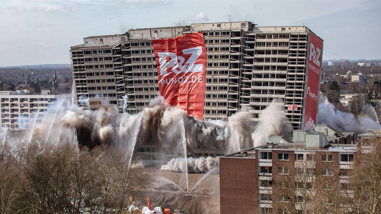 Sprengung des Weissen Riesen in Duisburg-Hochheide 24.03.2019: Das Gebäude sackt in sich zusammen, während sich eine Staubwolke aufzutürmen beginnt Sprengung des Weissen Riesen in Duisburg-Hochheide 24.03.2019: Das Gebäude sackt in sich zusammen, während sich eine Staubwolke aufzutürmen beginnt