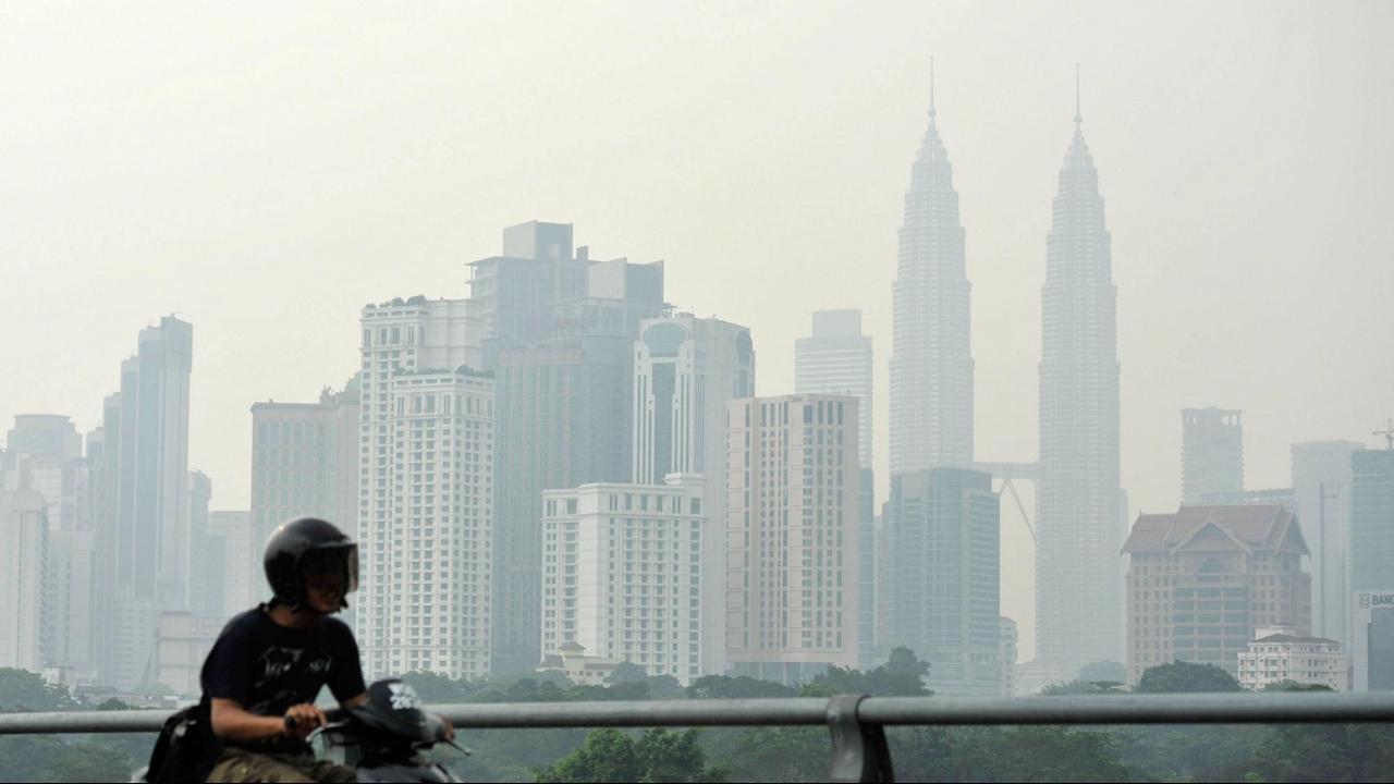 Die Skyline von Kuala Lumpur, gehüllt in Smog. Die Skyline von Kuala Lumpur, gehüllt in Smog.