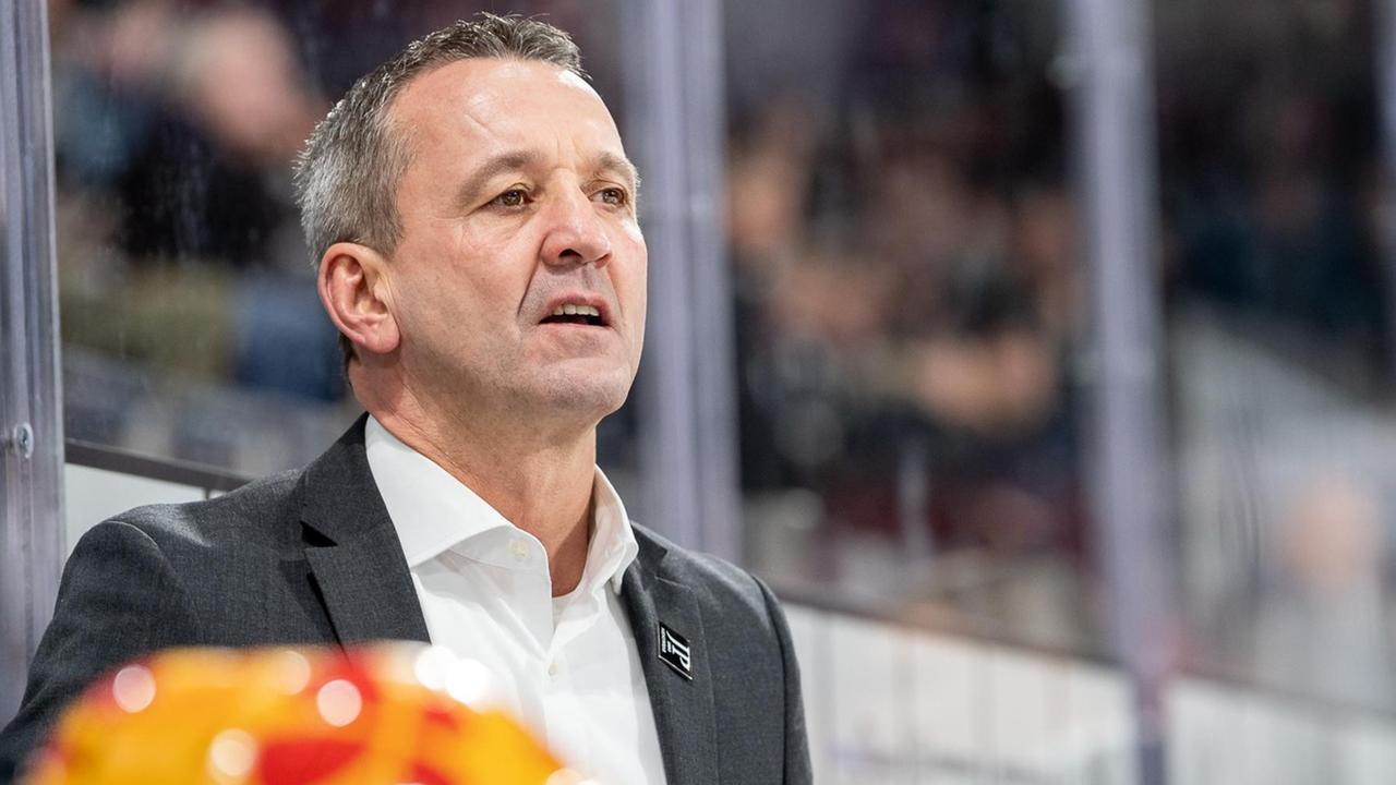 Der Eishockey-Trainer Thomas Popiesch während eines Spiels seiner Mannschaft Fischtown Pinguins Bremerhaven Der Eishockey-Trainer Thomas Popiesch während eines Spiels seiner Mannschaft Fischtown Pinguins Bremerhaven
