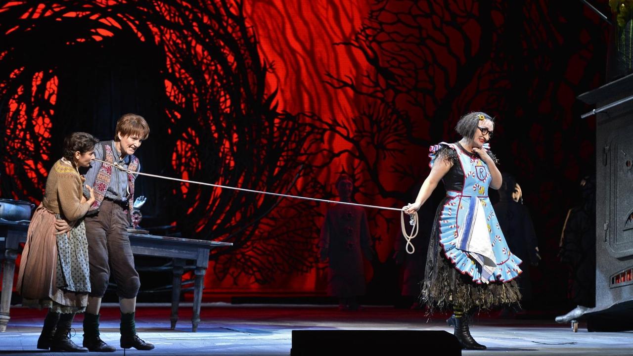 Szene aus der Oper "Hänsel und Gretel" an der Staatsoper in Wien: Michaela Schuster (R) als "Knusperhexe", Daniela Sindram (M) als "Hänsel" und Ileana Tonca als "Gretel". Szene aus der Oper "Hänsel und Gretel" an der Staatsoper in Wien: Michaela Schuster (R) als "Knusperhexe", Daniela Sindram (M) als "Hänsel" und Ileana Tonca als "Gretel".