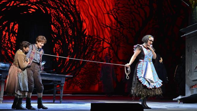 Szene aus der Oper "Hänsel und Gretel" an der Staatsoper in Wien: Michaela Schuster (R) als "Knusperhexe", Daniela Sindram (M) als "Hänsel" und Ileana Tonca als "Gretel".