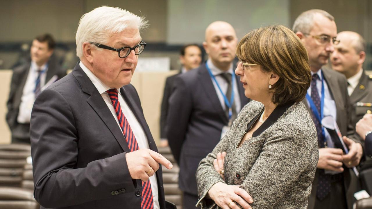 Ehem. Außenminister Frank Walter Steinmeier trifft auf ehem. Außenministerin von Georgien, Maia Pandschikidse Ehem. Außenminister Frank Walter Steinmeier trifft auf ehem. Außenministerin von Georgien, Maia Pandschikidse