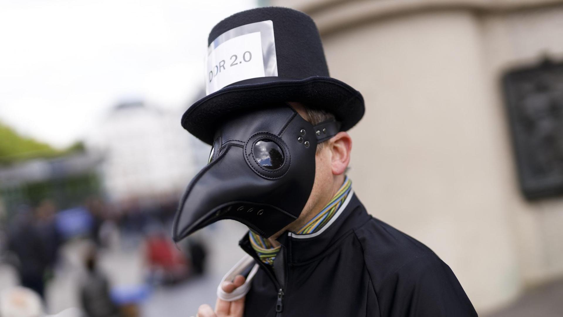 Schwarzgekleidet mit Pestmaske gegen die Maßnahmen in der Coronakrise: ein Mann am 1. Mai 2020 in der Kölner Innenstadt. Schwarzgekleidet mit Pestmaske gegen die Maßnahmen in der Coronakrise: ein Mann am 1. Mai 2020 in der Kölner Innenstadt.