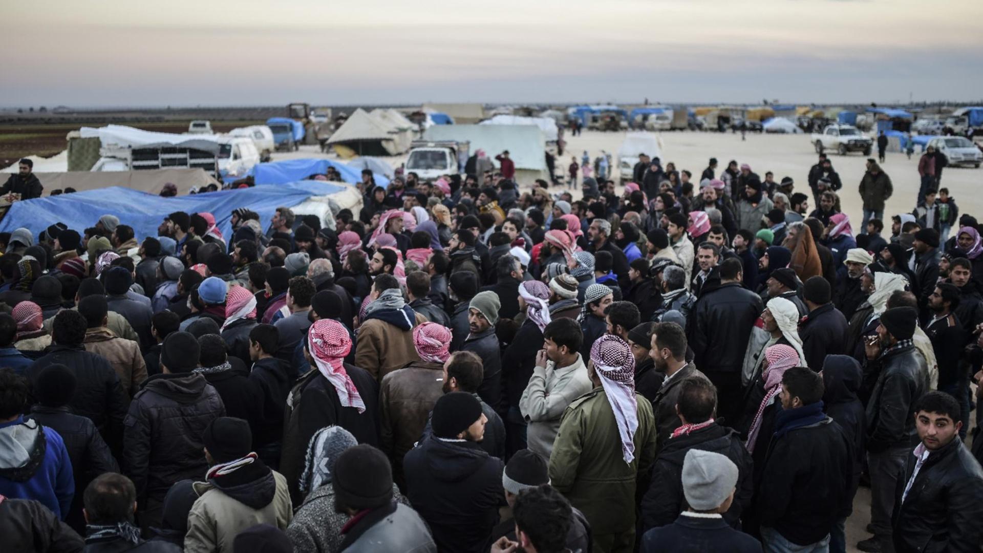 Tausende syrische Flüchtlinge warten an der Grenze zur Türkei. Tausende syrische Flüchtlinge warten an der Grenze zur Türkei.