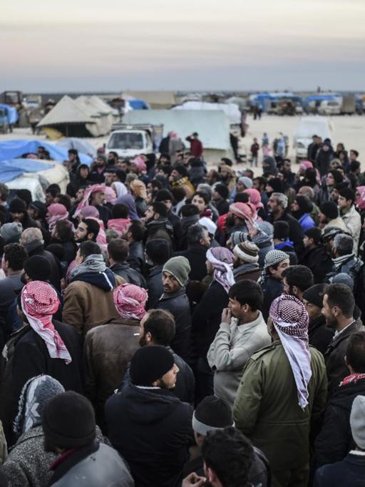 Tausende syrische Flüchtlinge warten an der Grenze zur Türkei.