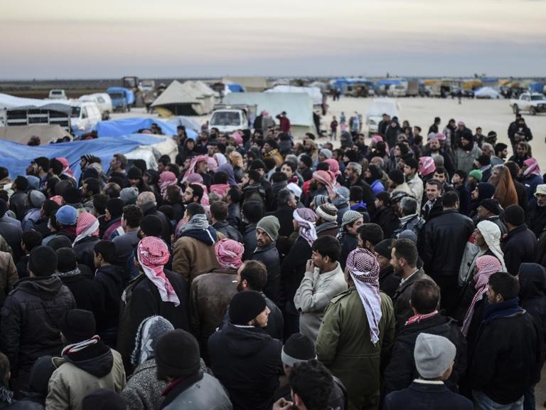 Tausende syrische Flüchtlinge warten an der Grenze zur Türkei.