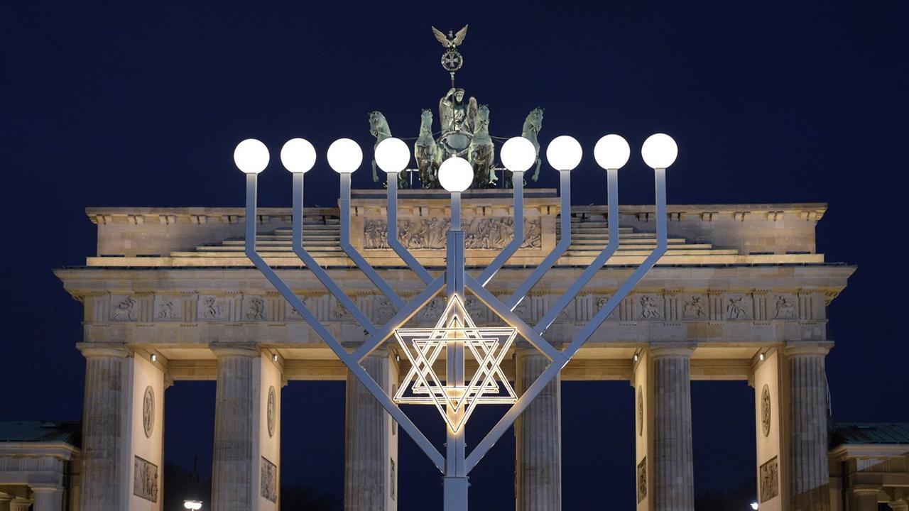 Ein Chanukka-Leuchter auf dem Pariser Platz am Brandenburger Tor in Berlin, Dezember 2014 Ein Chanukka-Leuchter auf dem Pariser Platz am Brandenburger Tor in Berlin, Dezember 2014