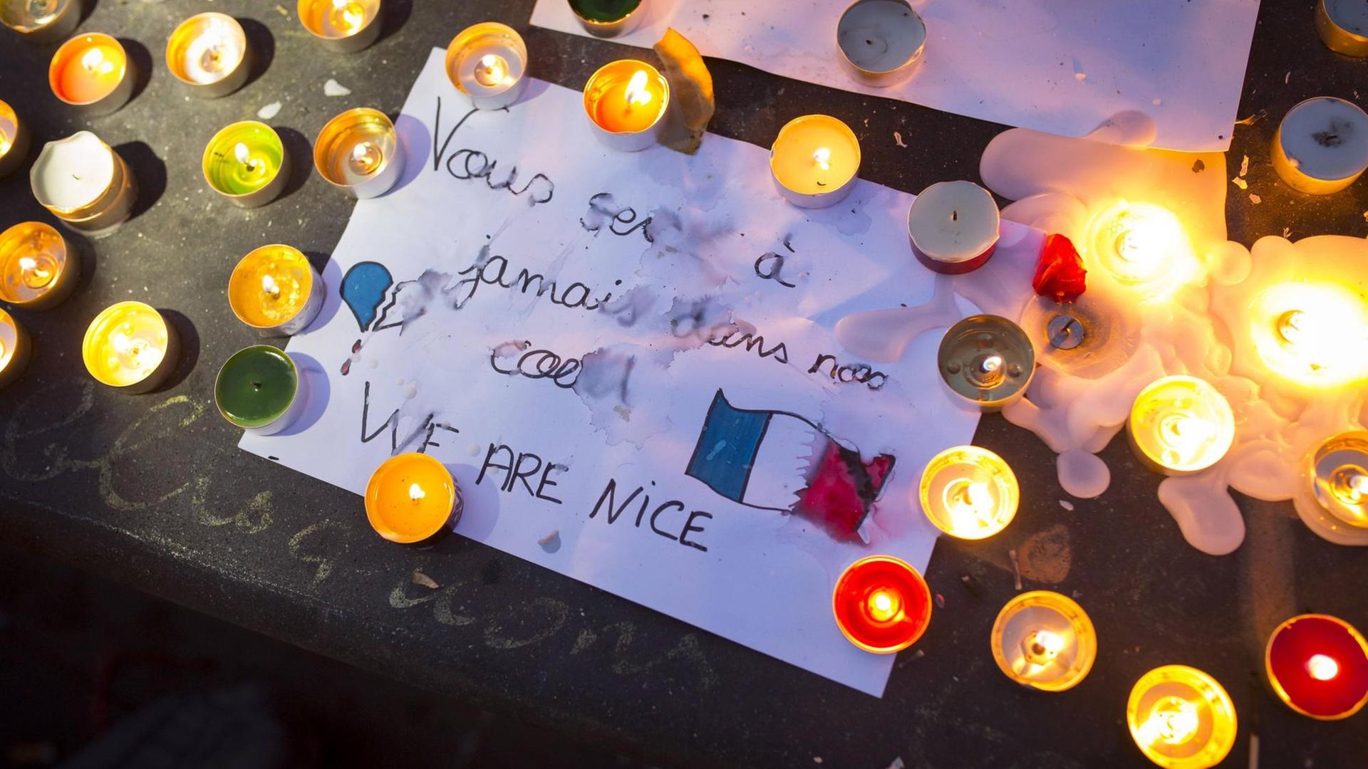 Brennende Teelichter erinnern am Place de la République in Paris an den Anschlag in Nizza. Brennende Teelichter erinnern am Place de la République in Paris an den Anschlag in Nizza.