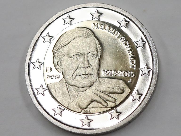 Eine frisch geprägte 2-Euro-Münze mit dem Konterfei des ehemaligen Bundeskanzlers Helmut Schmidt