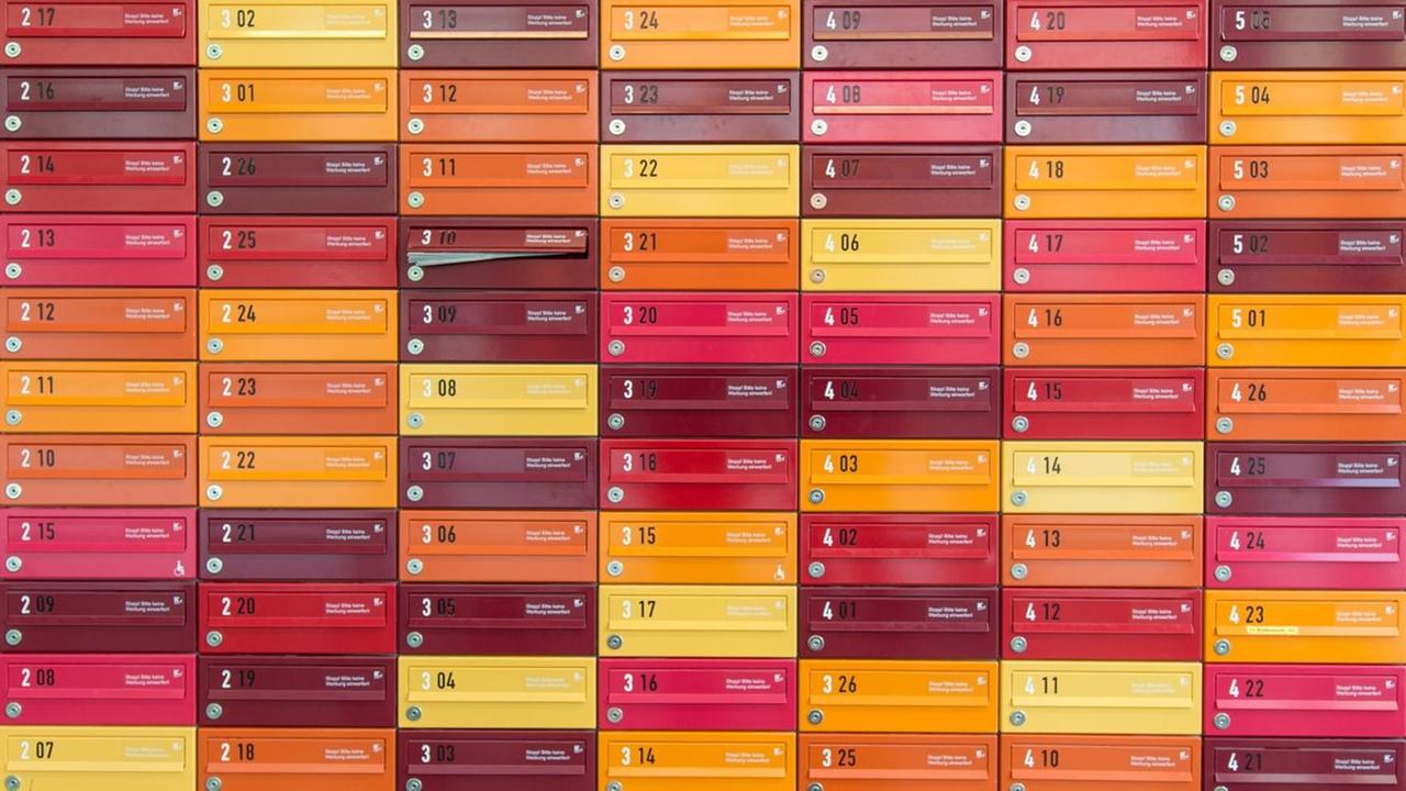 Sie sehen farbige Briefkästen eines Studentenwohnheimes in München. Sie sehen farbige Briefkästen eines Studentenwohnheimes in München.