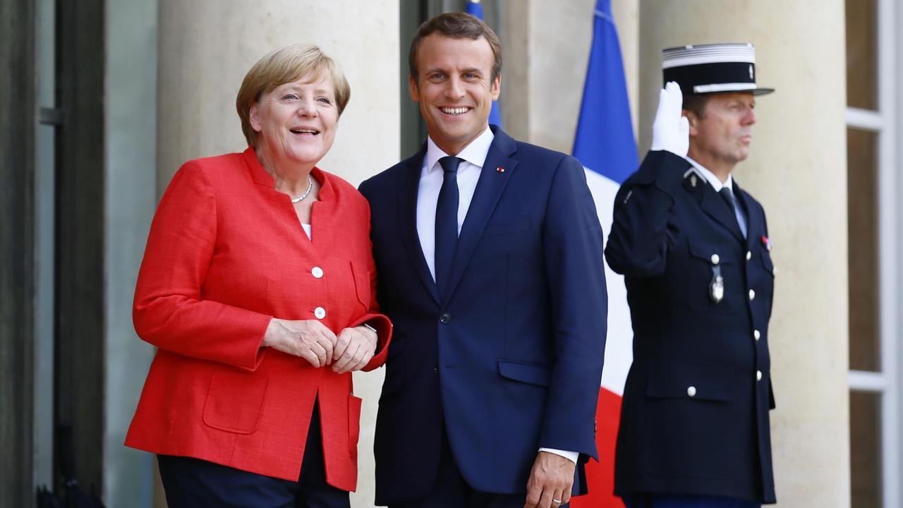 Frankreichs Präsident Macron mit der deutschen Bundeskanzlerin Merkel vor dem Meeting im Pariser Elysee-Palast am 28.08.2017. Die Regierungschefs Frankreichs, Deutschlands, Italiens und Spaniens treffen sich mit ihren afrikanischen Amtskollegen um Lösungen für die illegale Einwanderung von Flüchtlingen über das Mittelmeer nach Europa zu erörtern. Frankreichs Präsident Macron mit der deutschen Bundeskanzlerin Merkel vor dem Meeting im Pariser Elysee-Palast am 28.08.2017. Die Regierungschefs Frankreichs, Deutschlands, Italiens und Spaniens treffen sich mit ihren afrikanischen Amtskollegen um Lösungen für die illegale Einwanderung von Flüchtlingen über das Mittelmeer nach Europa zu erörtern.