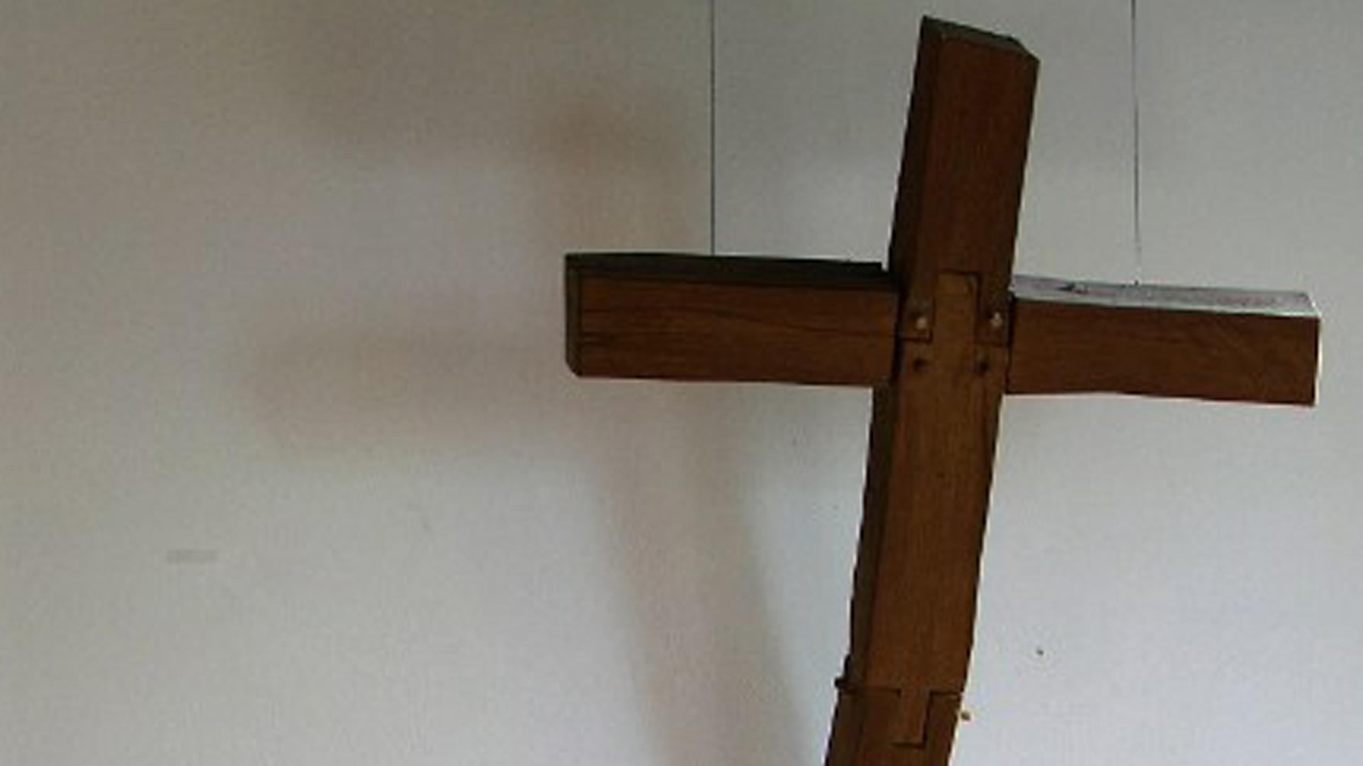 Holzkreuz in einer Kirche Holzkreuz in einer Kirche