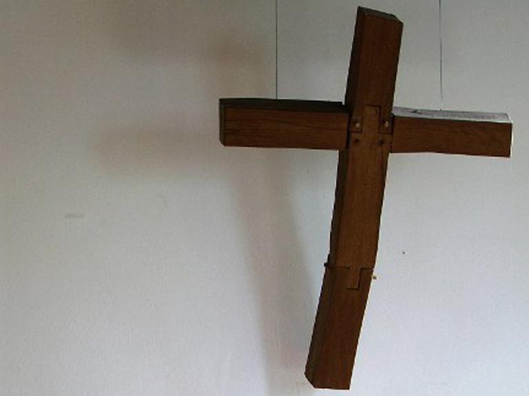 Holzkreuz in einer Kirche