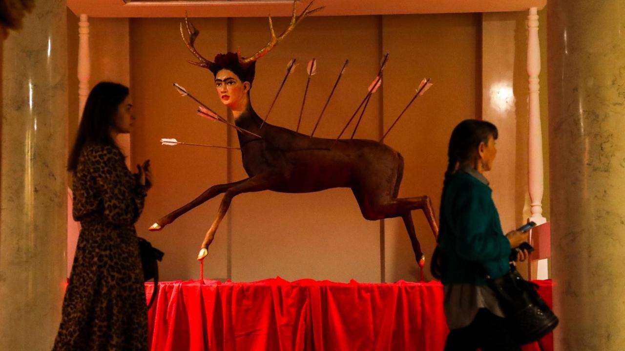 Besucher betrachten eine Plastik nach dem Gemälde "The Wounded Deer" von Frida Kahlo in St. Petersburg.