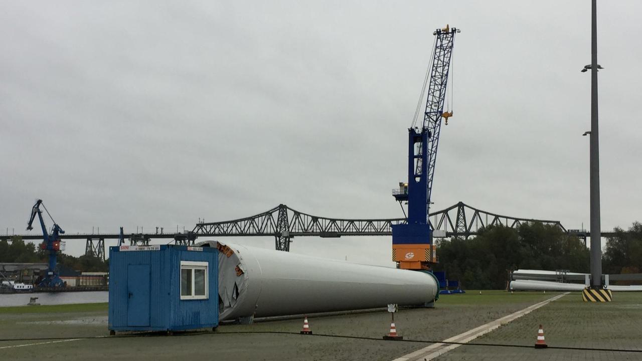 Am Schwerlasthaften Rendsburg tauchen immer seltener Windanlagenelemente auf. Am Schwerlasthaften Rendsburg tauchen immer seltener Windanlagenelemente auf.