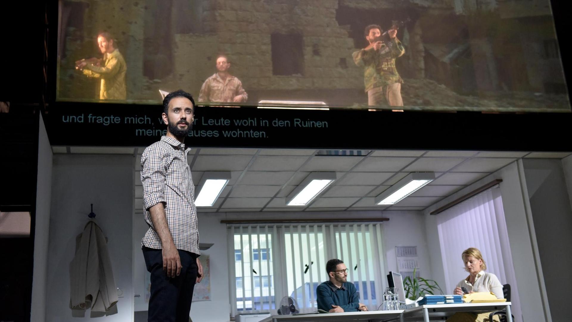 Der geflüchtete syrische Archäologe Raaed Al Kour steht in Lola Arias' Dokumentartheater "What they want to hear" selbst auf der Bühne und erzählt seine Geschichte Der geflüchtete syrische Archäologe Raaed Al Kour steht in Lola Arias' Dokumentartheater "What they want to hear" selbst auf der Bühne und erzählt seine Geschichte