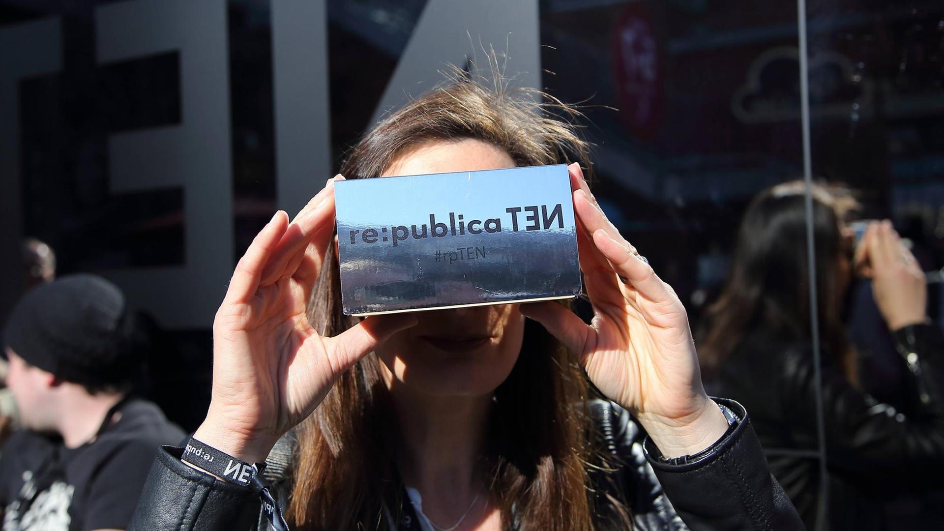 Teilnehmerin mit Google Cardboard auf der Konferenz re:publica am 2. Mai 2016 in Berlin. Teilnehmerin mit Google Cardboard auf der Konferenz re:publica am 2. Mai 2016 in Berlin.