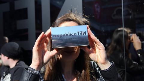 Teilnehmerin mit Google Cardboard auf der Konferenz re:publica