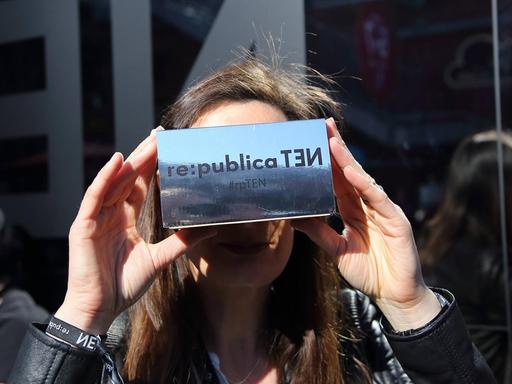 Teilnehmerin mit Google Cardboard auf der Konferenz re:publica