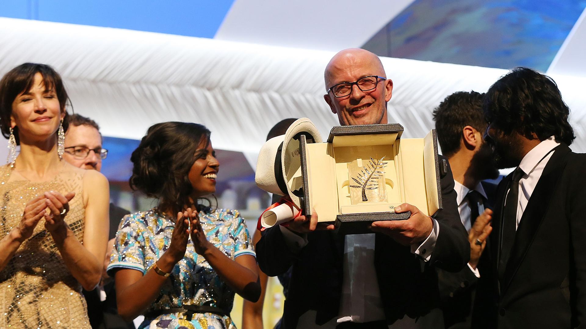 Der französische Regisseur Jacques Audiard mit der französischen Schauspielerin Sophie Marceau (l.) und der Schauspielerin Kalieaswari Srinivasan (2.v.l.) Der französische Regisseur Jacques Audiard mit der französischen Schauspielerin Sophie Marceau (l.) und der Schauspielerin Kalieaswari Srinivasan (2.v.l.)