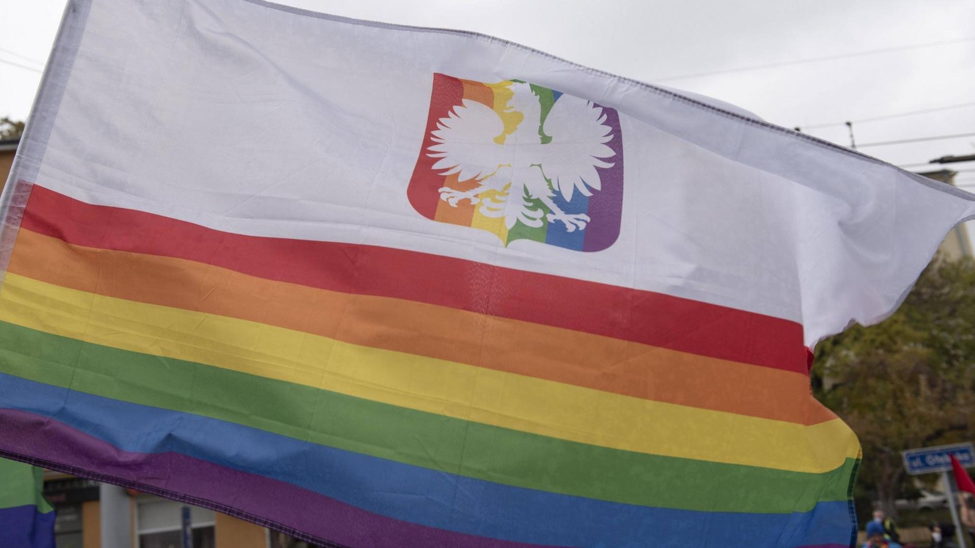 Die polnische Nationalflagge auf dem Untergrund der Regenbogenflagge, Lublin Polen Oktober 2021. Die polnische Nationalflagge auf dem Untergrund der Regenbogenflagge, Lublin Polen Oktober 2021.