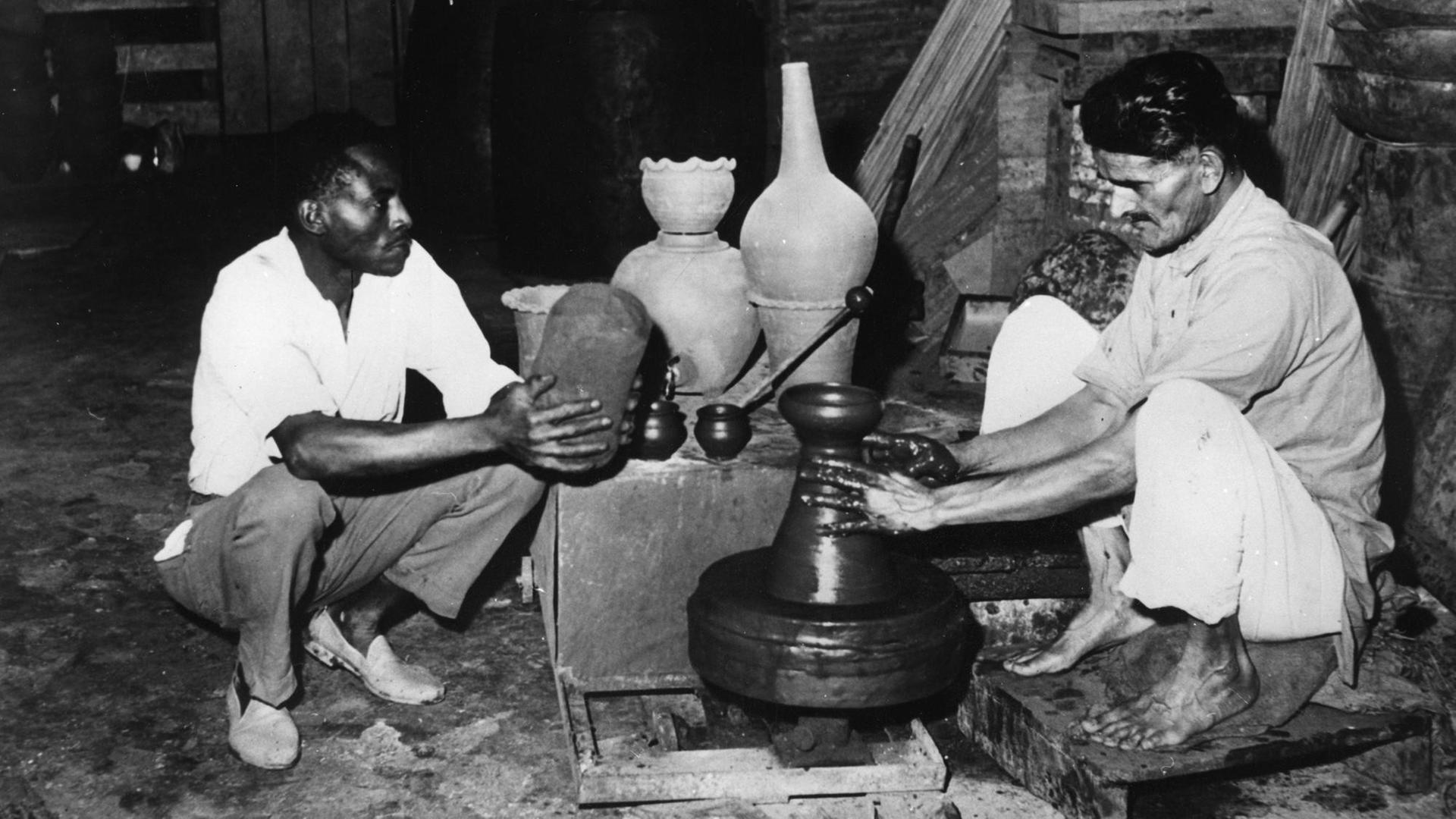 Copyright: imago/United Archives International An Asian pottery maker finishes off one of is last pots watched by his African helper. With most his clients gone he plans to join the the mass exodus of Kenyan Asians who are travelling to Britain to beat the British Government s proposed restrictions on immigration, the clampdown due to start the following week will only allow 1500 immigrants a year. Nairobi , Kenya 27 February 1968 Copyright: imago/United Archives International An Asian pottery maker finishes off one of is last pots watched by his African helper. With most his clients gone he plans to join the the mass exodus of Kenyan Asians who are travelling to Britain to beat the British Government s proposed restrictions on immigration, the clampdown due to start the following week will only allow 1500 immigrants a year. Nairobi , Kenya 27 February 1968
