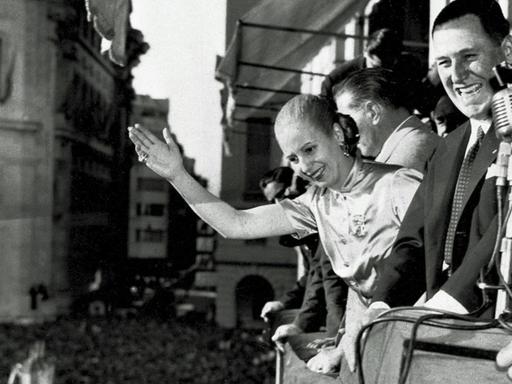 Präsident Juan Perón und seine Frau Eva  auf dem Balkon des Regierungsgebäudes.