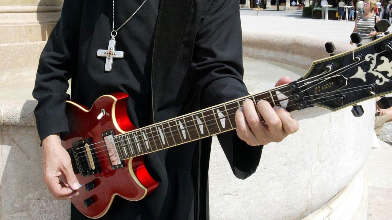 Ein Primas mit Gitarre Ein Primas mit Gitarre