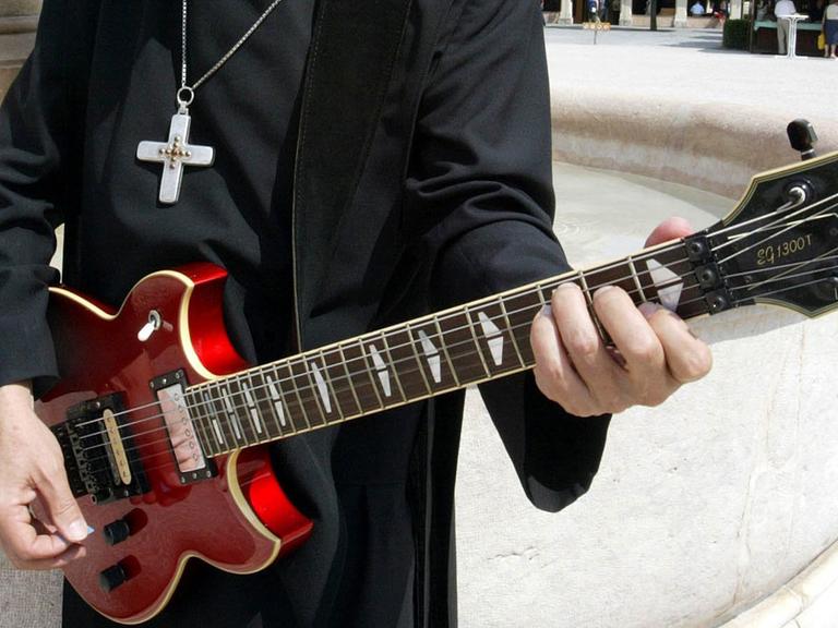 Ein Primas mit Gitarre