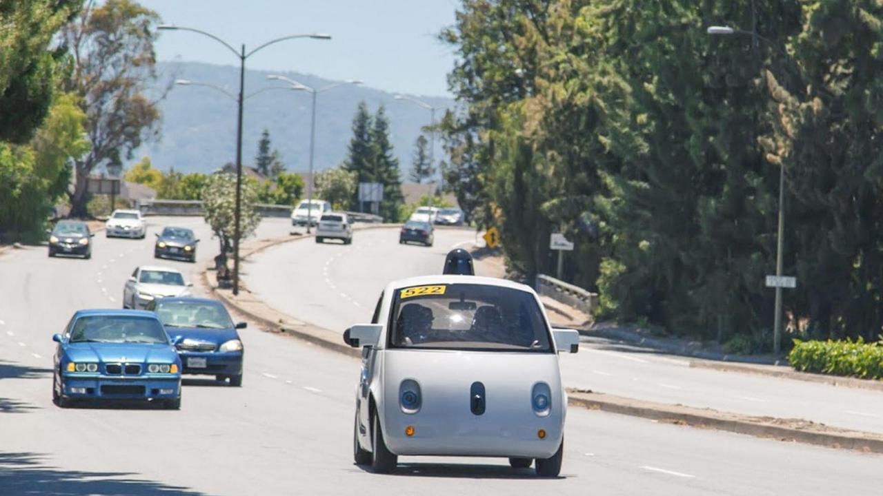 Das rundliche "Google Car" bei einer Testfahrt auf einer Autobahn in Kalifornien. Das rundliche "Google Car" bei einer Testfahrt auf einer Autobahn in Kalifornien.