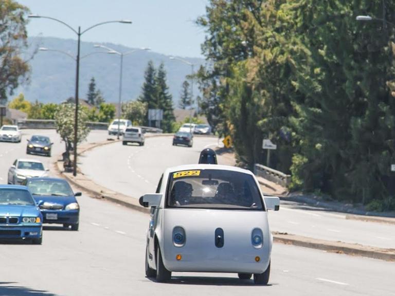 Das rundliche "Google Car" bei einer Testfahrt auf einer Autobahn in Kalifornien.