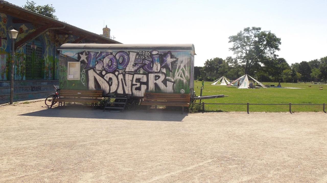Ein Bauwagen im Görlitzer Park in Berlin Ein Bauwagen im Görlitzer Park in Berlin