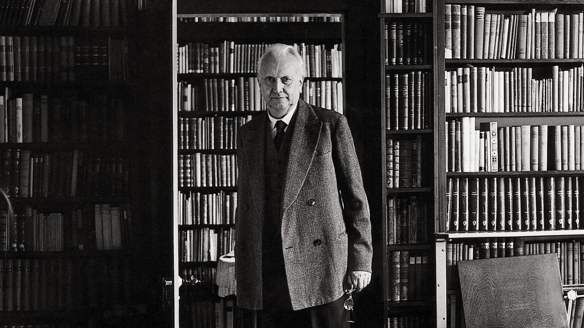 Der Philosoph Karl Jaspers (1956), im Hintergrund sieht man Bücherregale. Der Philosoph Karl Jaspers (1956), im Hintergrund sieht man Bücherregale.