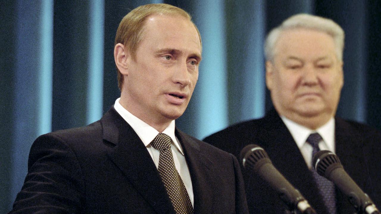 Der zurückgetretene russische Präsident Boris Jelzin und sein designierter Nachfolger, Ministerpräsident Wladimir Putin stehen am 31.12.1999 in Moskau nebeneinander.